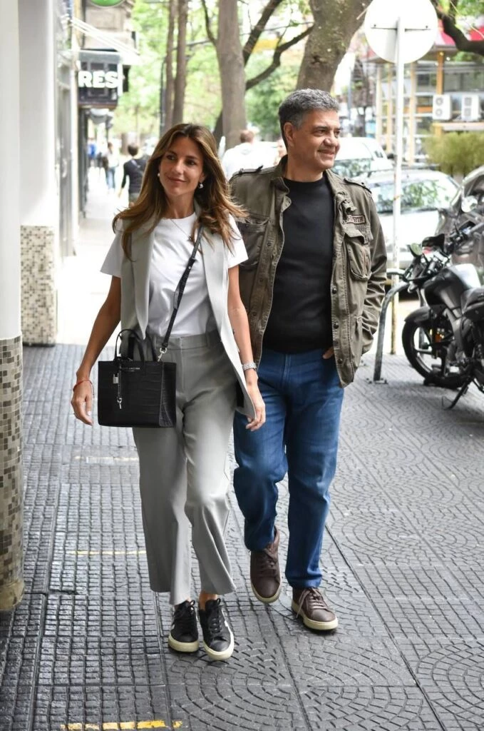 María Belén Ludueña y su esposo, Jorge Macri, votaron a las 9.30 de la mañana en el colegio Lenguas Vivas de CABA.