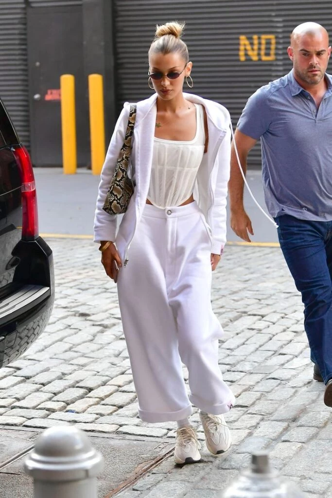 así se lleva el pantalón blanco, el básico infalible de la primavera