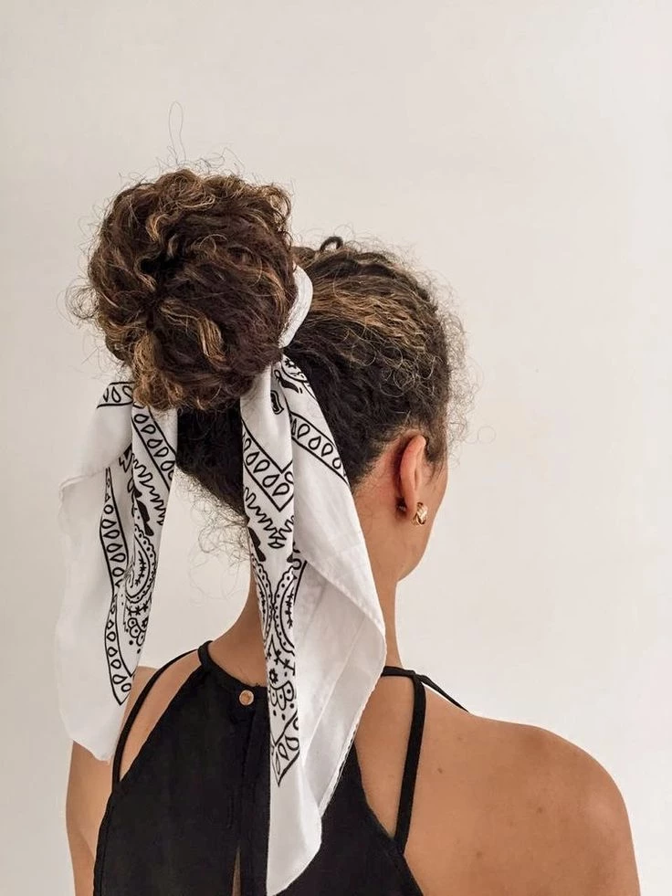 así se lleva el pelo recogido esta primavera