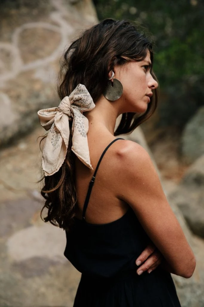 así se lleva el pelo recogido esta primavera