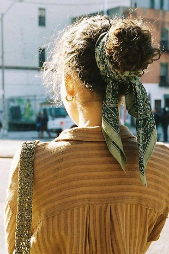 así se lleva el pelo recogido esta primavera