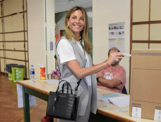 El look súper canchero de María Belén Ludueña para ir a votar