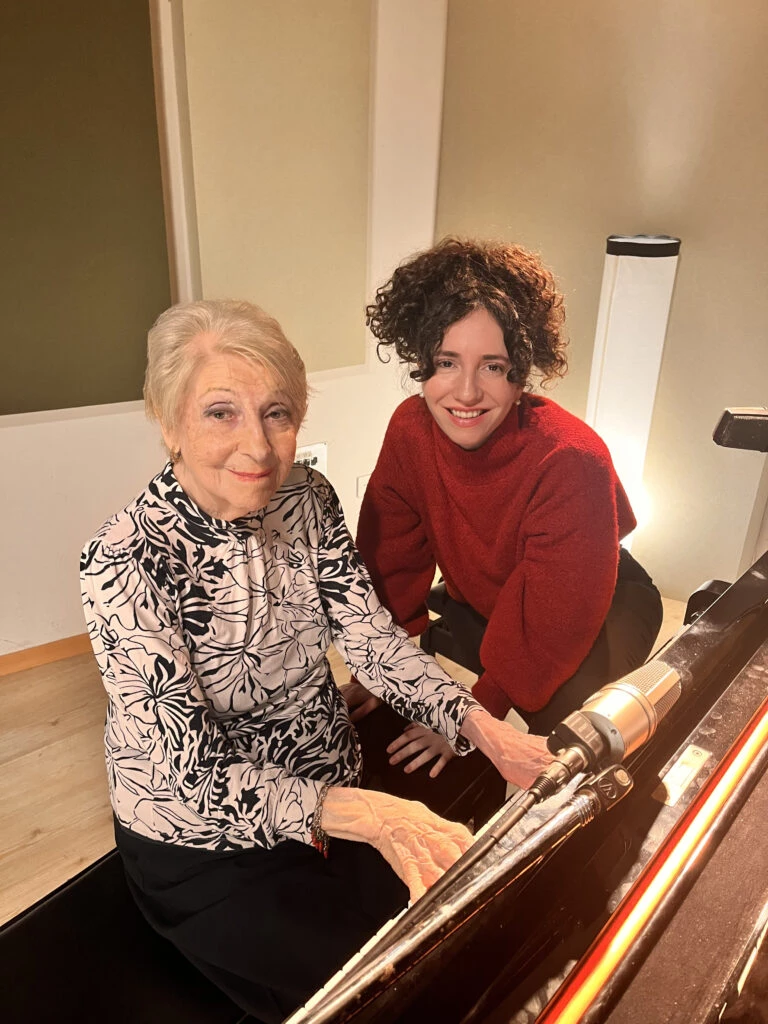 Regina y Marina con ''Luz de Amor''.  Fotos: Ezequiel Fejler-