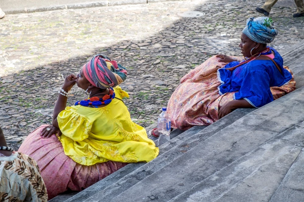 Mujeres vestidas con los típicos trajes de bahianas.