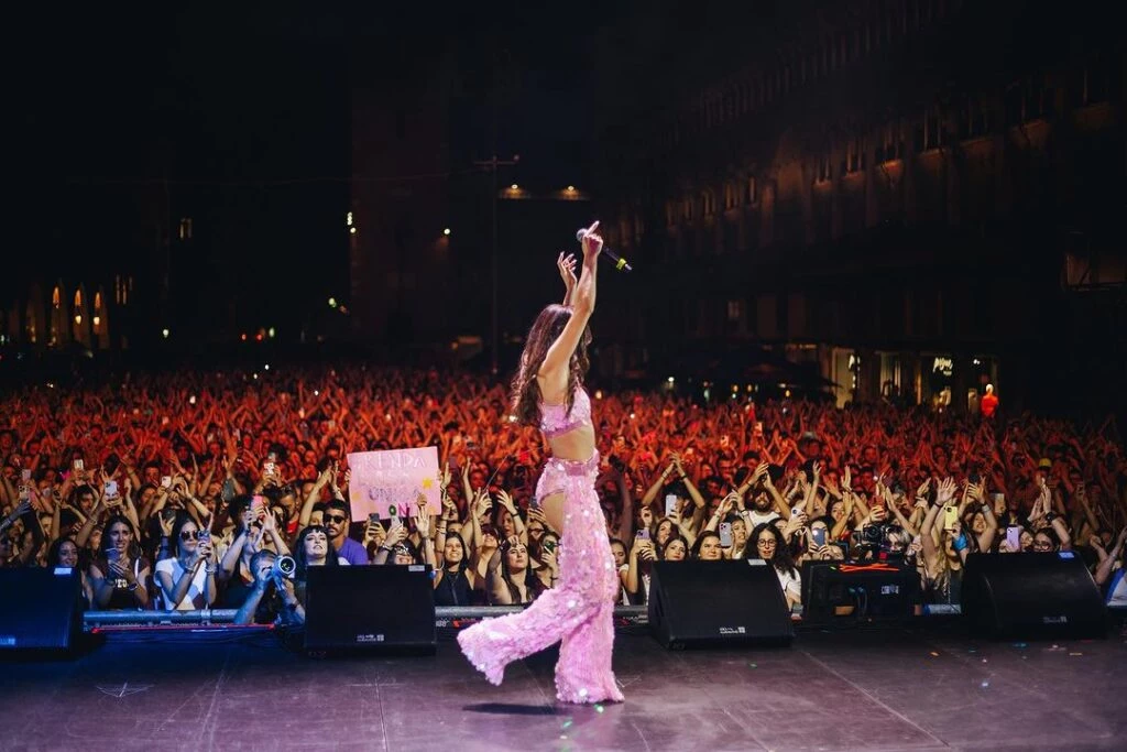 Brenda Asnicar cautiva al público europeo. Fotos: IG Brenda Asnicar.