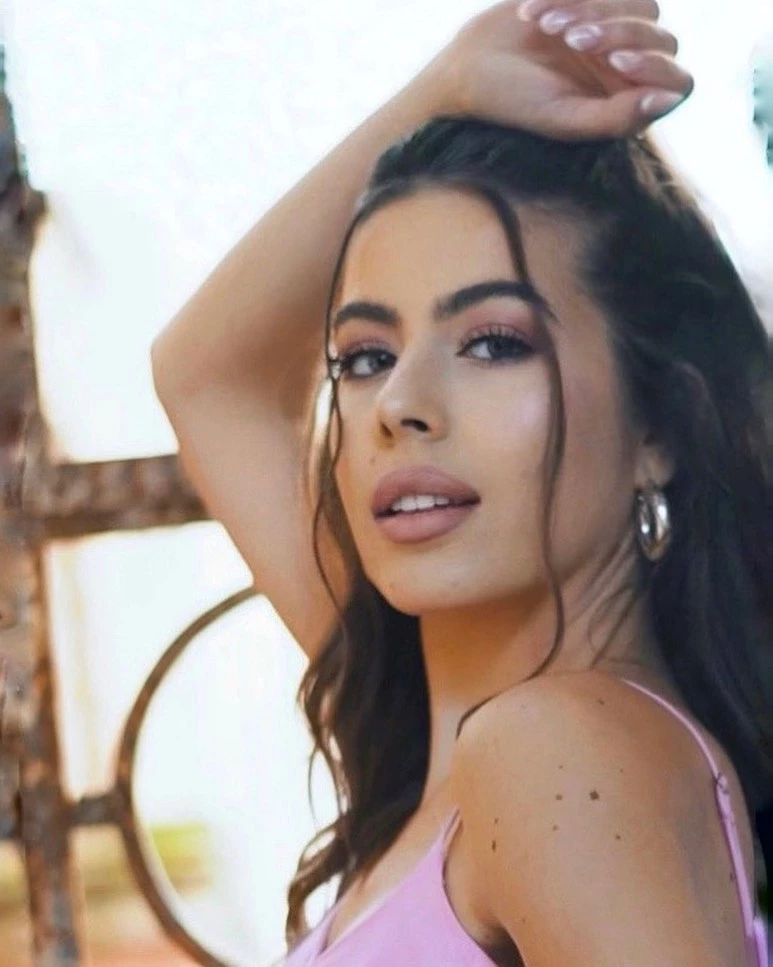 Además de ser profesora, es influencer y abogada deportiva. Fotos: IG Sara Duque.