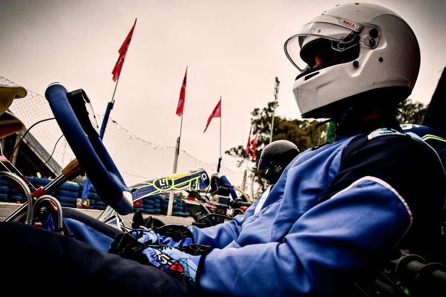 Valentín Yan como piloto de carreras de autos.