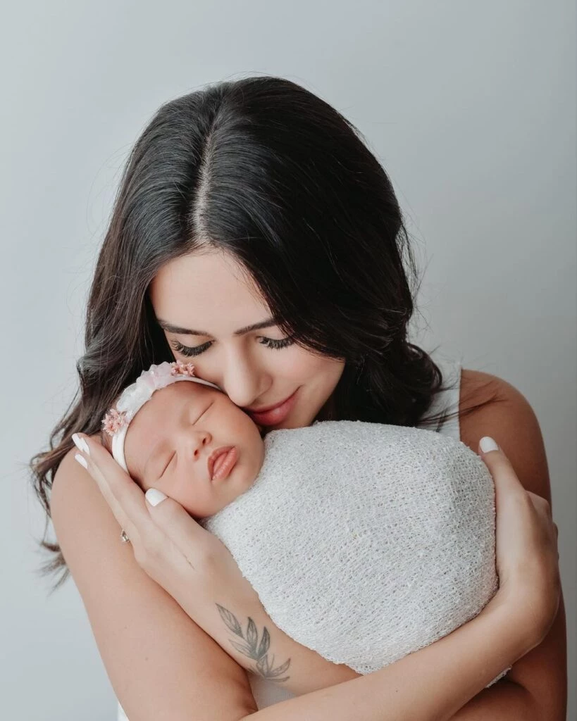 La modelo con su hija en brazos.