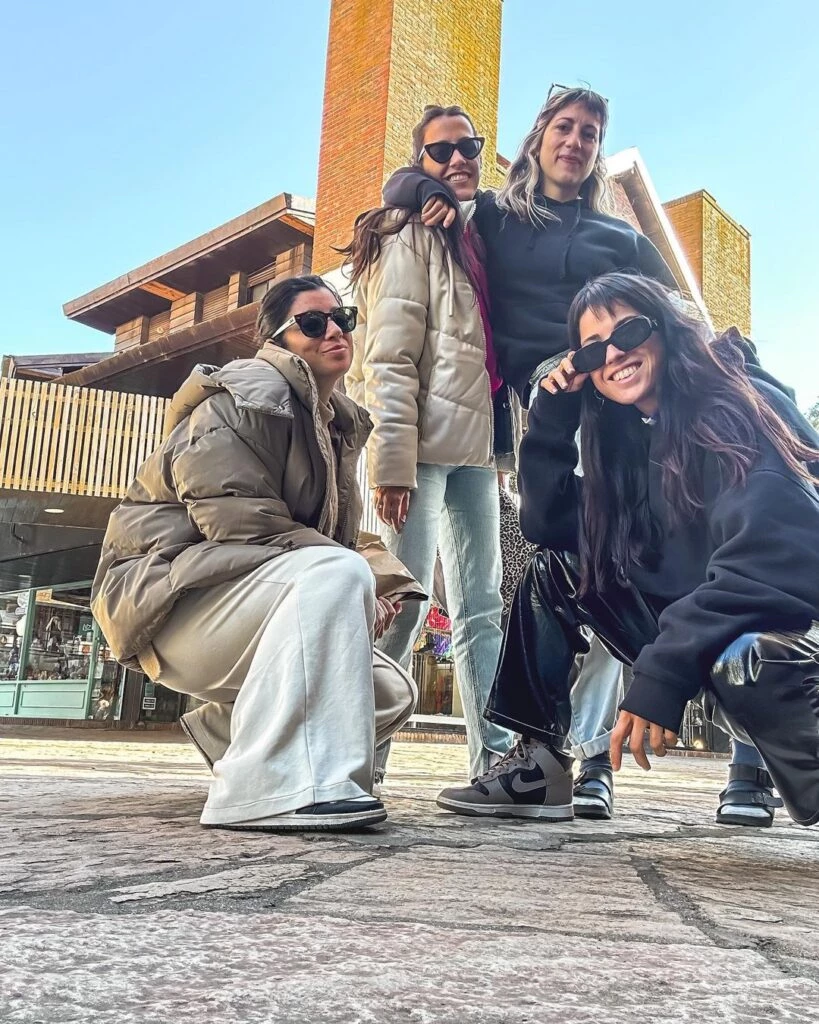 Cande Molfese disfruta en Pinamar con su grupo de amigas.