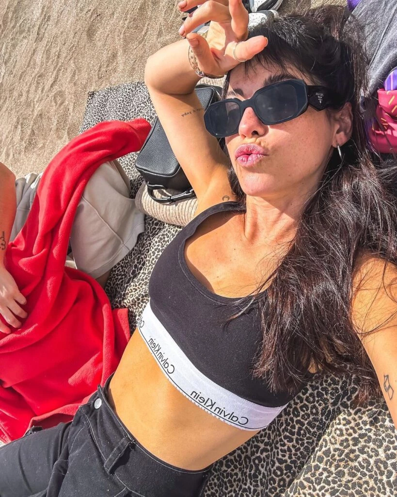 Cande Molfese posando en la playa.