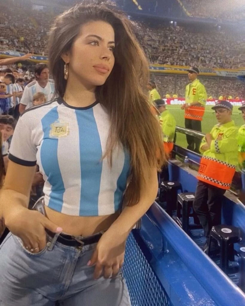 Sara Duque en el partido Argentina-Uruguay. Fotos: IG Sara Duque.