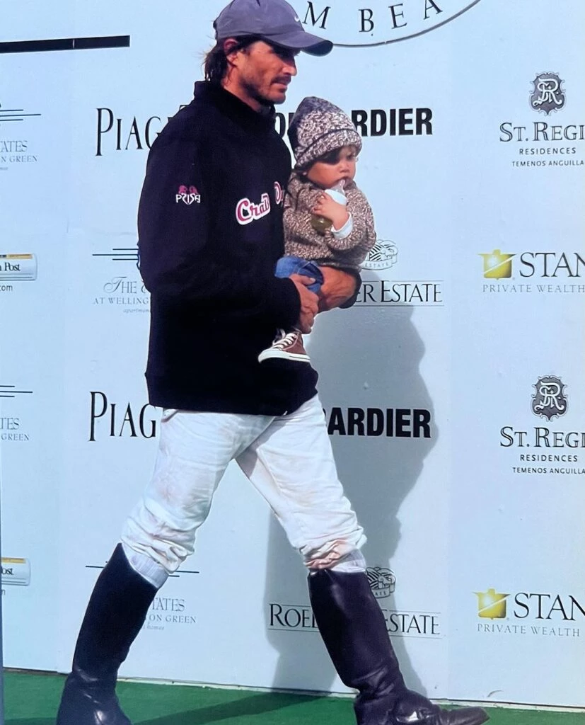 Adolfo Cambiaso con su hijo de bebé en brazos