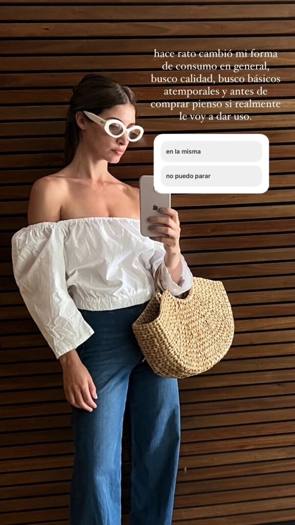 La influencer con su camisa súper canchera. Fotos: IG Agustina Córdova.