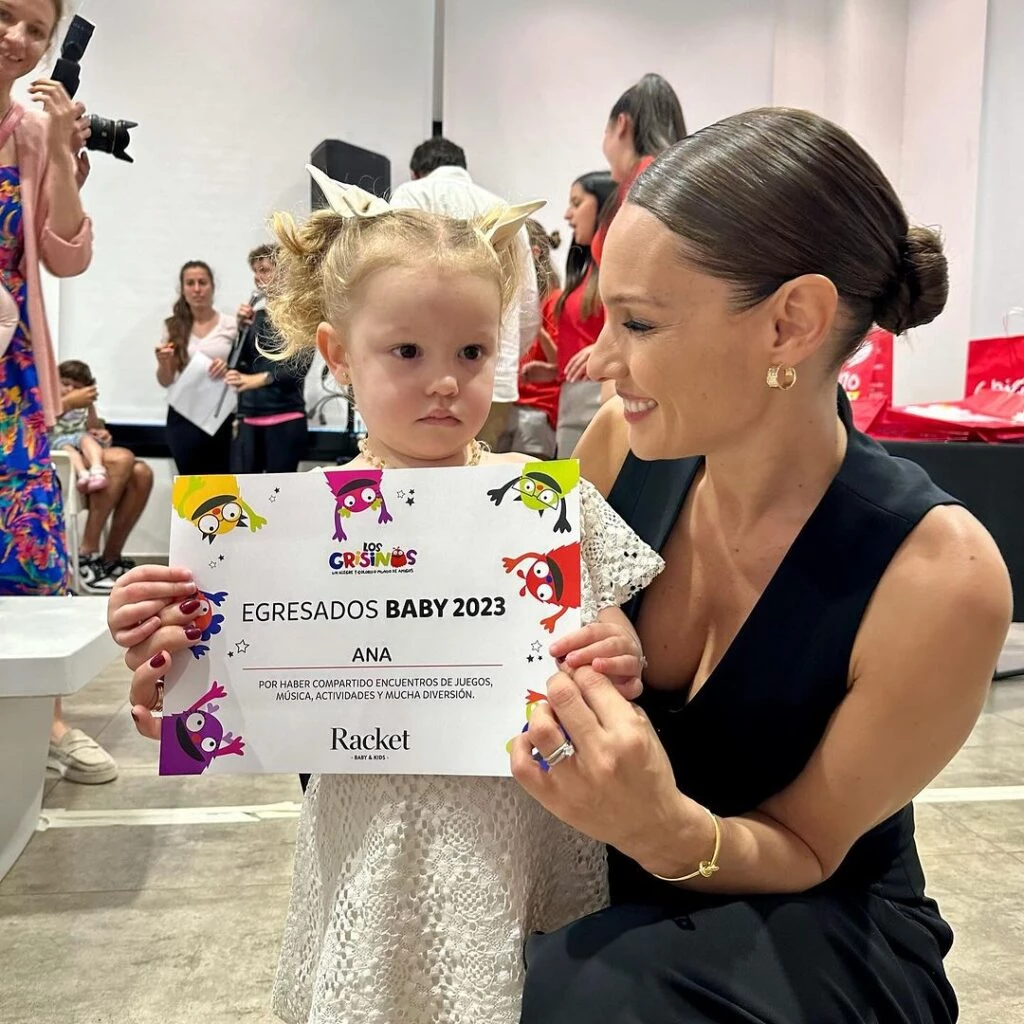 Pampita y Roberto García Moritán con Anita en el acto de egresada del jardín de bebés. Foto IG.