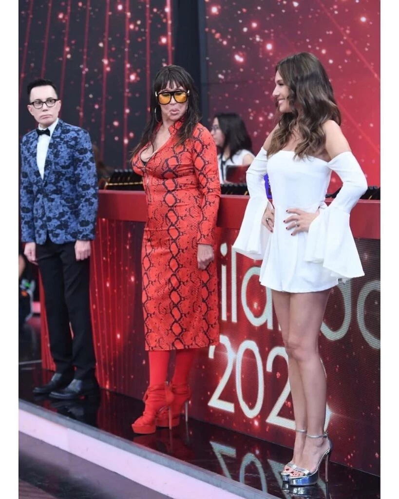 Pampita impactó con un look total white en el Bailando.