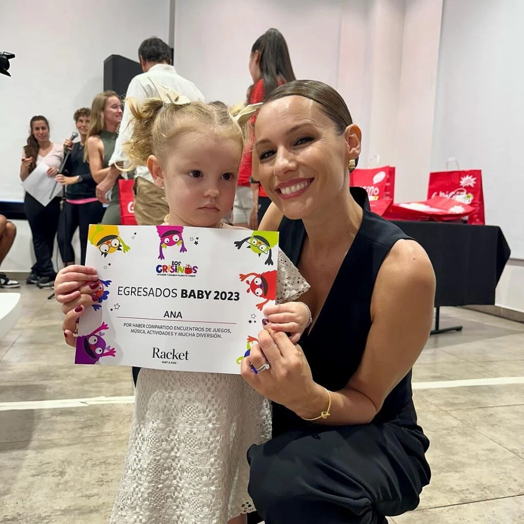 Pampita y Roberto García Moritán con Anita en el acto de egresada del jardín de bebés. Foto IG.