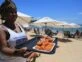Venta de comida en la playa de Itapoâ.