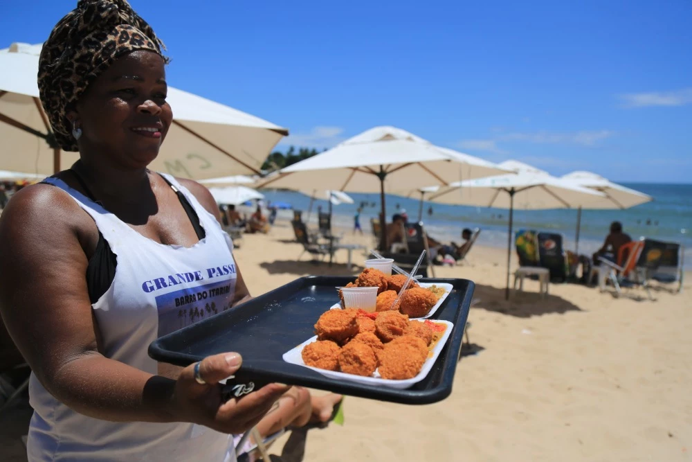 Venta de comida en la playa de Itapoâ.
