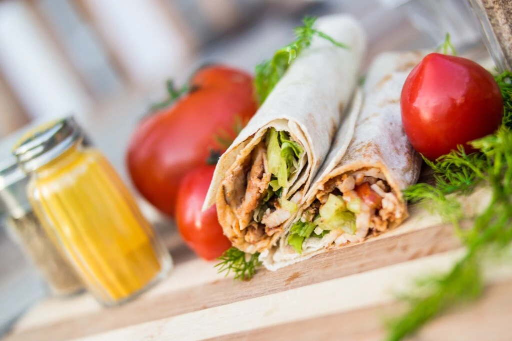 Wraps de pollo con hummus y vegetales frescos
