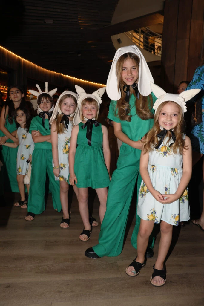 A segundos de arrancar el desfile de Little Akiabara, Emma y Lolita Demichelis junto a los hijos de reconocidas influencers, en Alcorta Edition 2023
