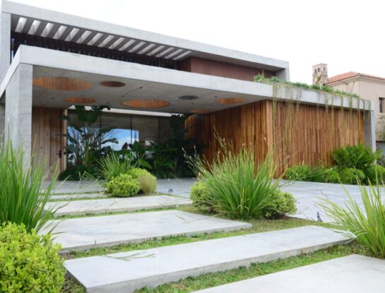 Arquitectura de vanguardia y sustentabilidad para esta casa que apuesta a los contrastes