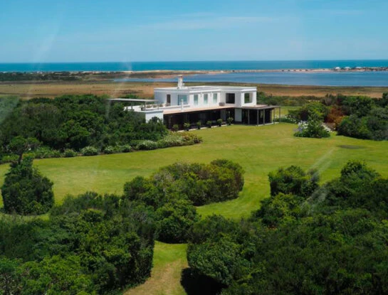 Así es la casa de Punta del Este donde Juliana Awada pasaba sus veraneos: es de su ex, Bruno Barbier, y acaba de venderse