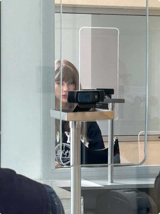 Taylor Swift en su paso por Migraciones al llegar a la Argentina. Foto Twitter.