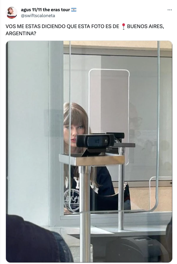 Taylor Swift en su paso por Migraciones al llegar a la Argentina. Foto Twitter.