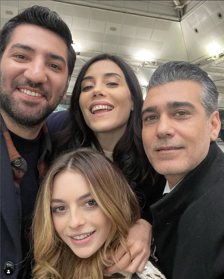 Berkay Ates con el elenco de Traicionada. 