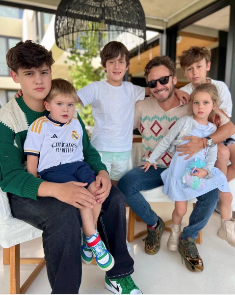 Benjamín Vicuña con sus hijos