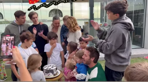 Benicio sopla las velitas en su cumpleaños al aire libre