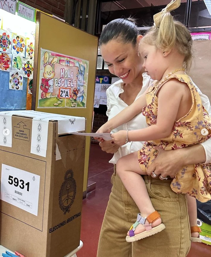 Pampita fue a votar con Anita en brazos