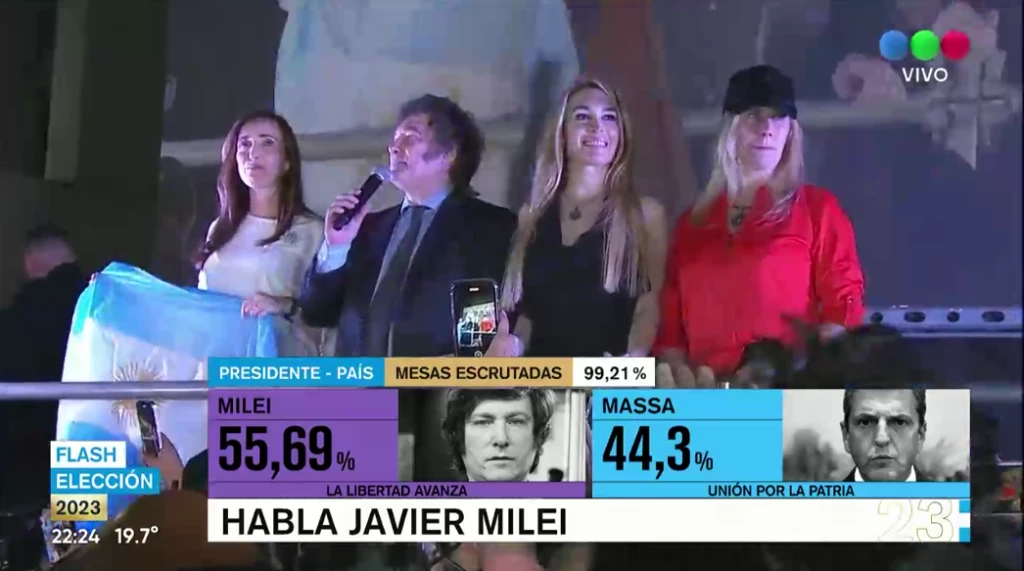 Fátima Flórez junto a Milei en el escenario montado en el Obelisco