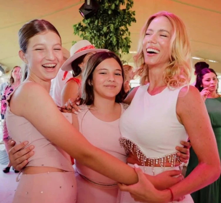 Nicole Neumann y sus hijas