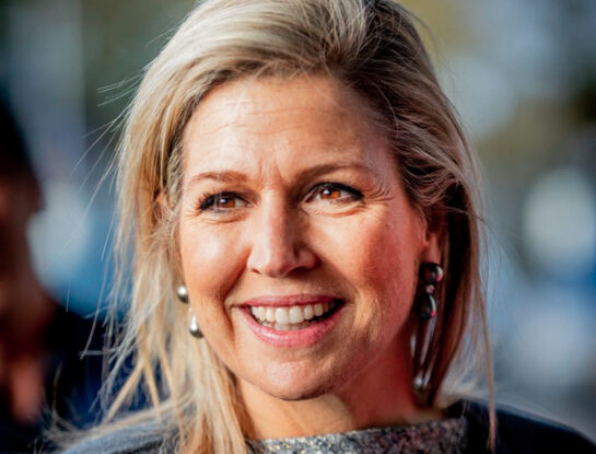 Máxima dejó el color de lado y apostó por uno de los tonos más clásicos de la paleta