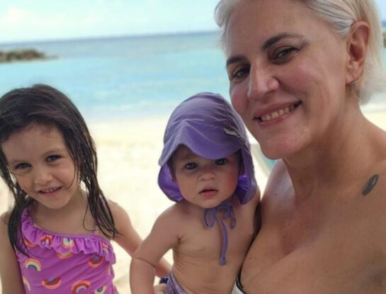 Las fotos de Débora D´Amato en la playa con sus hijas, Lola y Charo