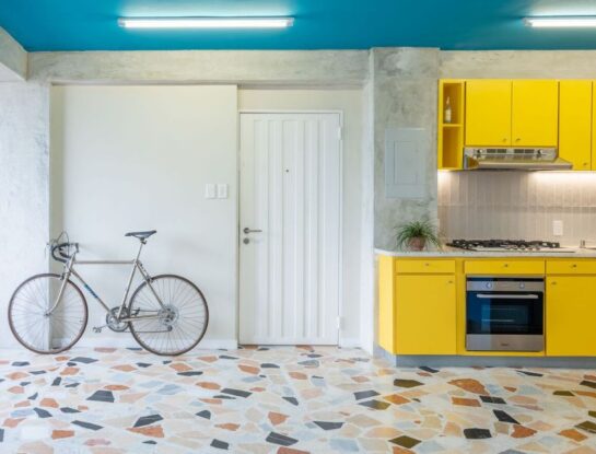 Una casa alegre y colorida con el terrazo como material protagonista