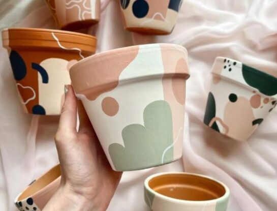 Paso a paso: cómo pintar macetas de plástico y de cemento