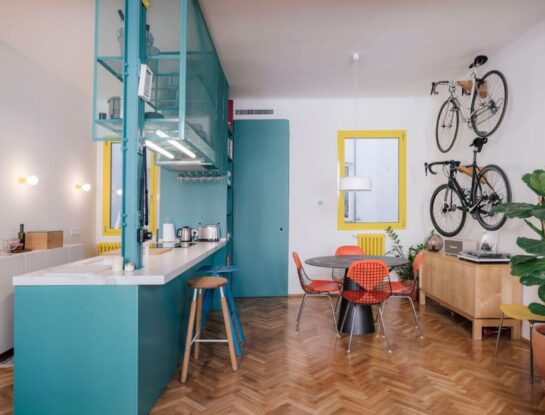 Una casa-estudio mega funcional y llena de color