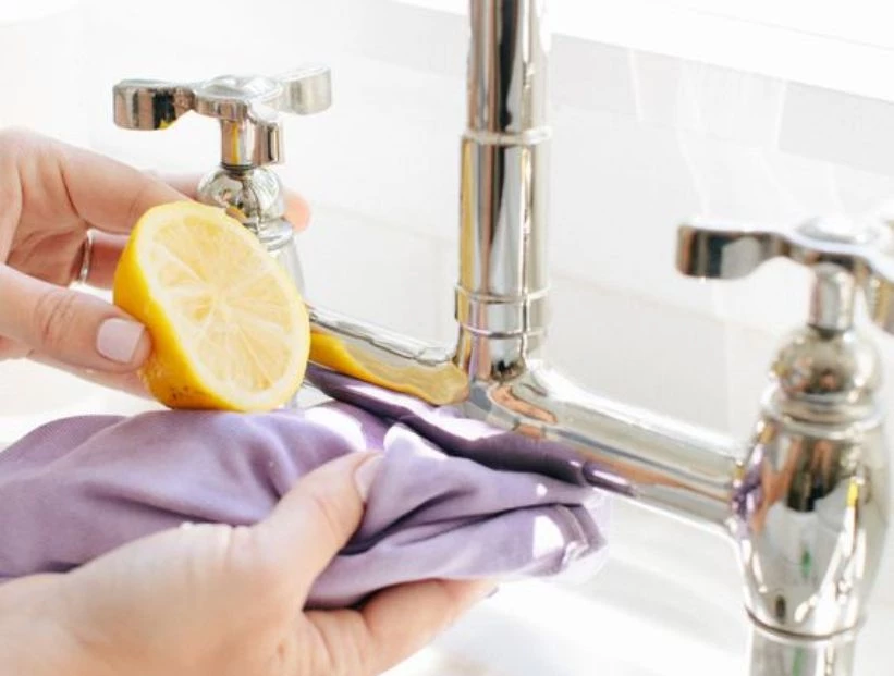 Cómo limpiar las griferías del baño y la cocina con ingredientes naturales
