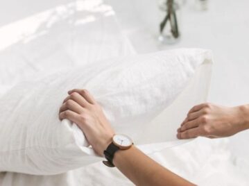 El truco infalible para eliminar las manchas amarillas de las almohadas y dejarlas como nuevas
