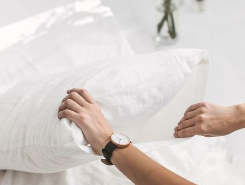 El truco infalible para eliminar las manchas amarillas de las almohadas y dejarlas como nuevas
