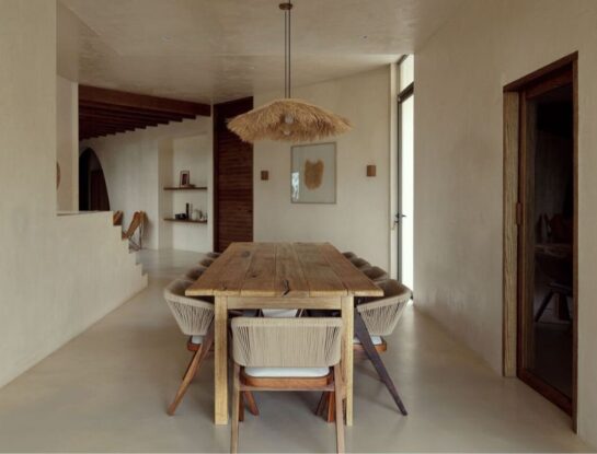 Una casa amplia y abierta con una exquisita decoración mediterránea