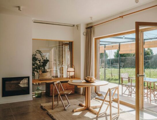 Una casa sustentable y con aires rústicos, diseñada para una pareja joven