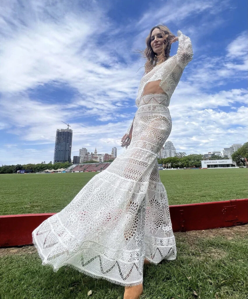 El look con transparencias de María Vázquez para un lunes de polo. Foto: Instagram.