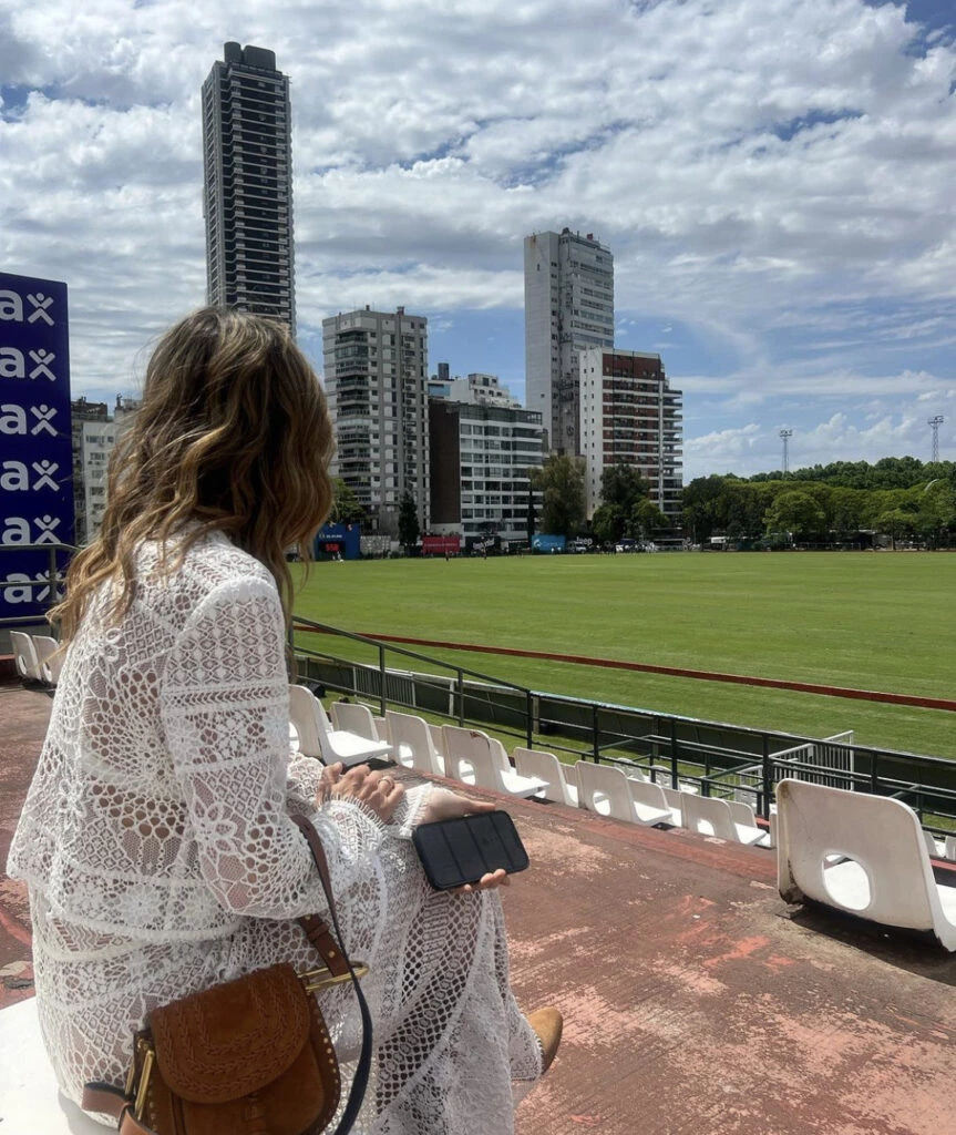 El look con transparencias de María Vázquez para un lunes de polo. Foto: Instagram.