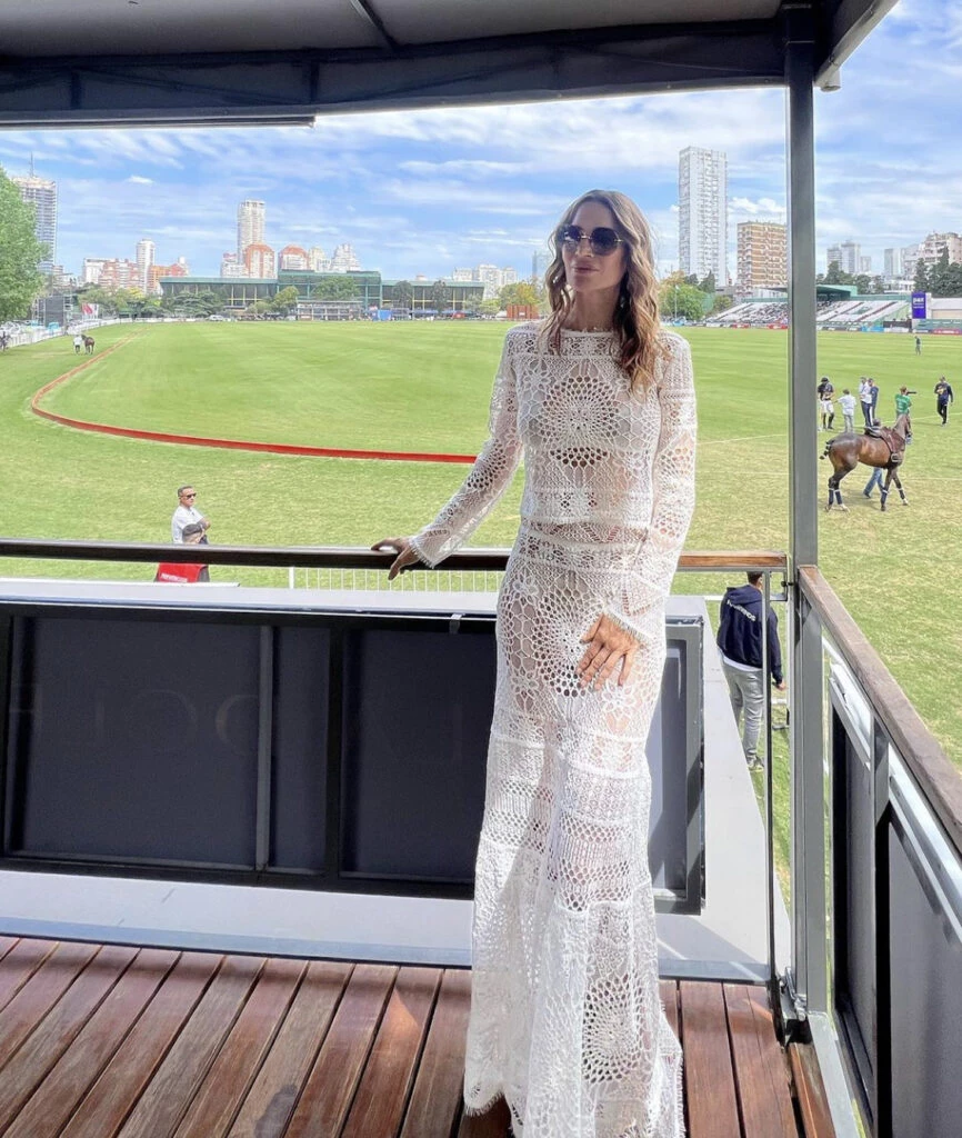 El look con transparencias de María Vázquez para un lunes de polo
