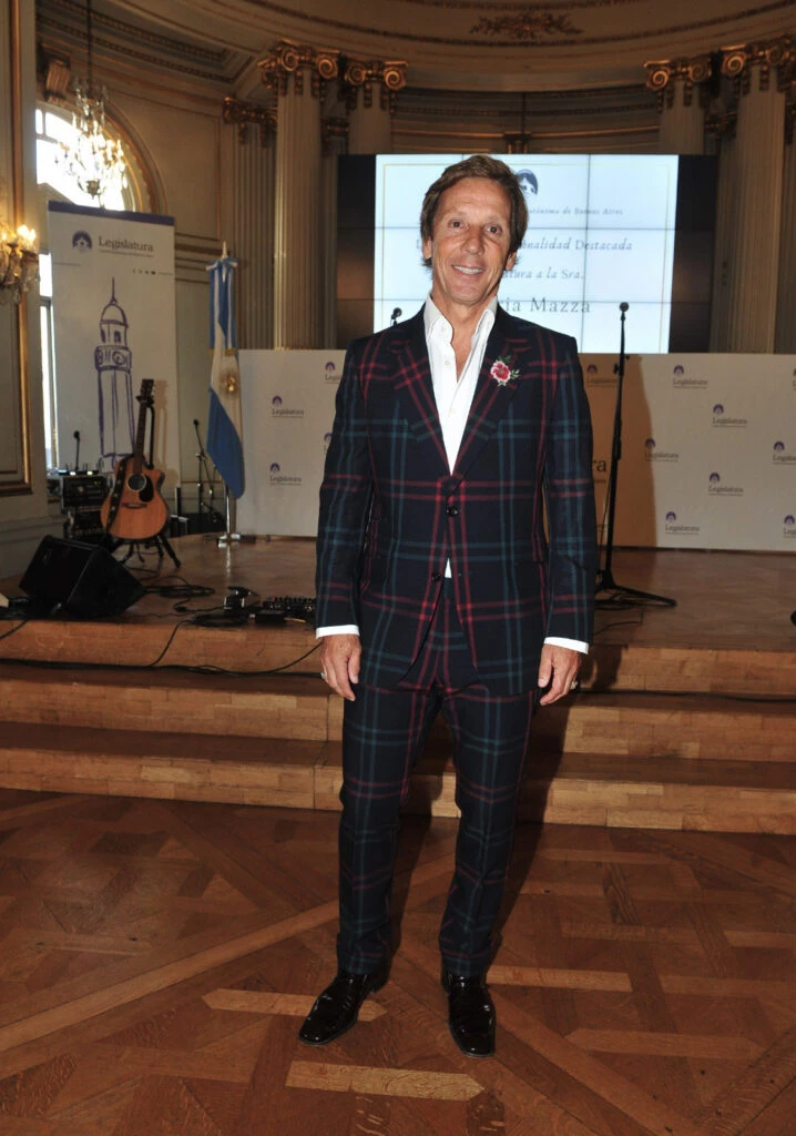 El look curioso de Alejandro Gravier. Foto: RS.