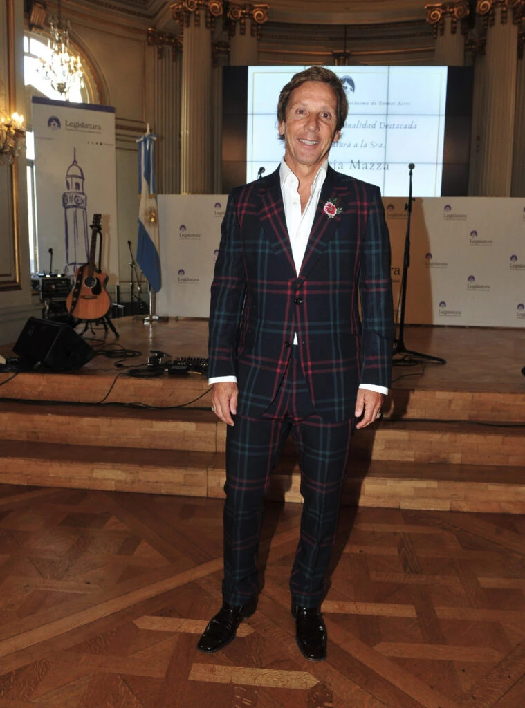 El look curioso de Alejandro Gravier. Foto: RS.