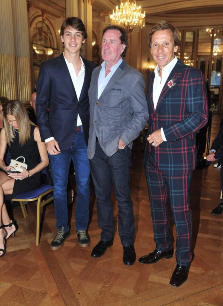 El look curioso de Alejandro Gravier. Foto: RS.